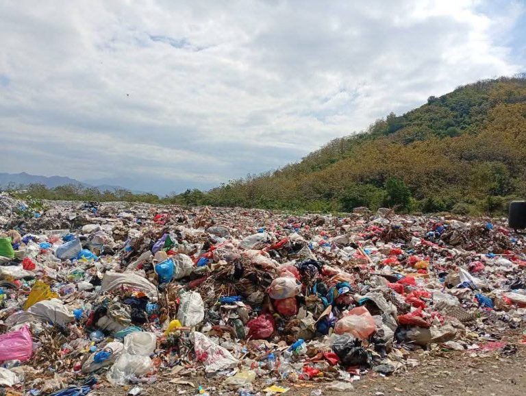 Tumpukan Sampah Di wilayah Waduwane