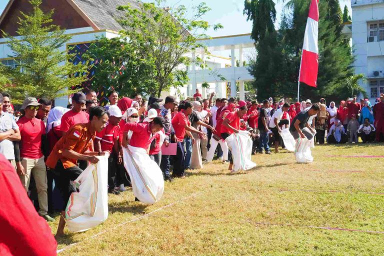lomba karung menyabut hut ri ke 80