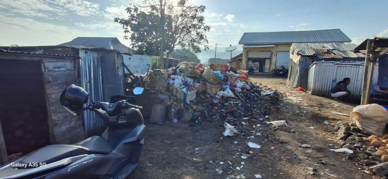 tumpukan sampah di pasar tente