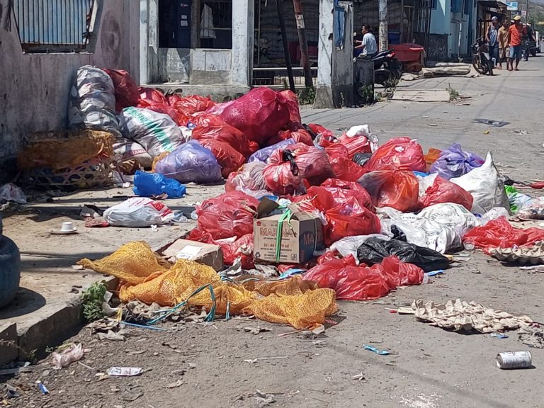 tumpukan sampah pasar tente woha bima