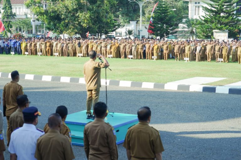 upacara di halaman walikota bima