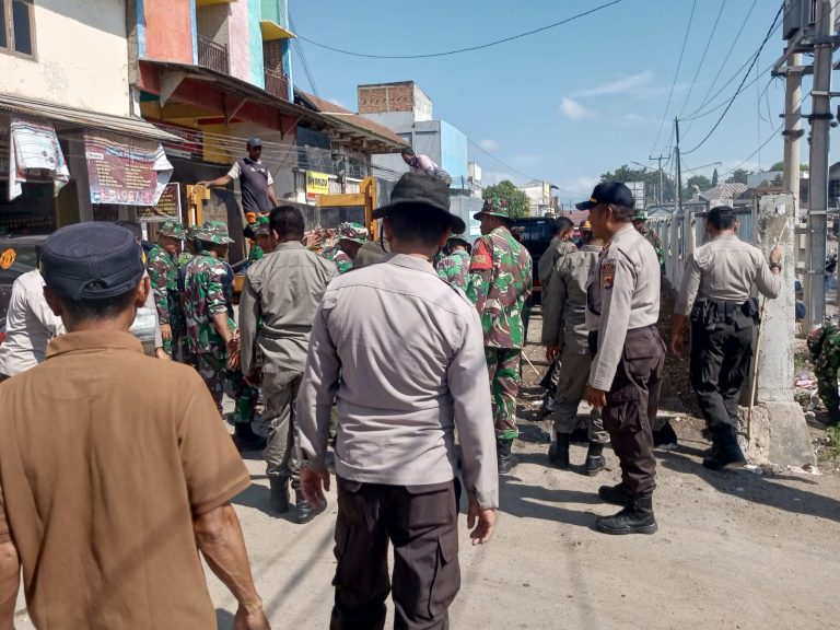 Polsek Woha Kolaborasi dengan TNI bersih bersih pasar Tente