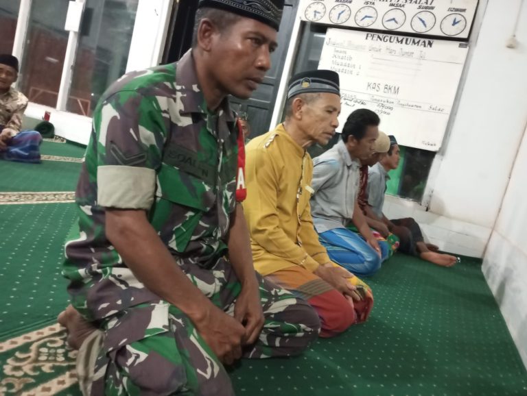 babinsa sholat bersama warga