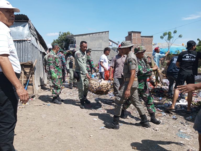 bhakti sosial bersihkan sampah pasar tente