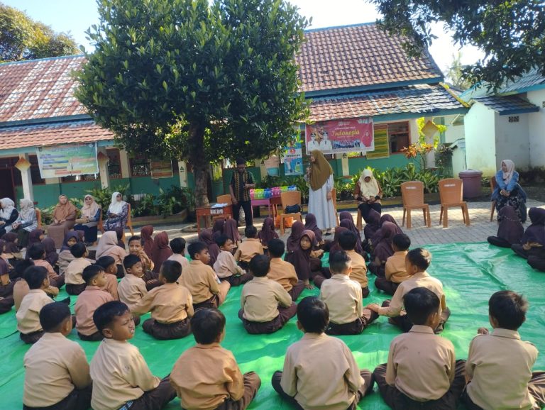 Pembagian Hadiah Lomba Keagamaan Ramadhan di SDN 32 Panggi Kota Bima